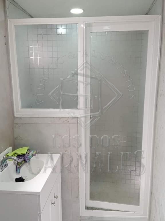 Canceles de Baño en Policarbonato Cristal Templado y Herrajes de Acero Inoxidable Chihuahua